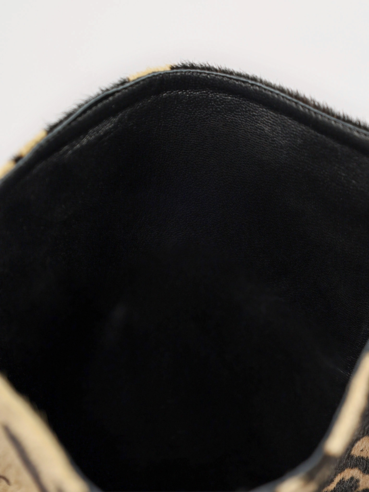 Сапоги с абстрактным рисунком на среднем каблуке